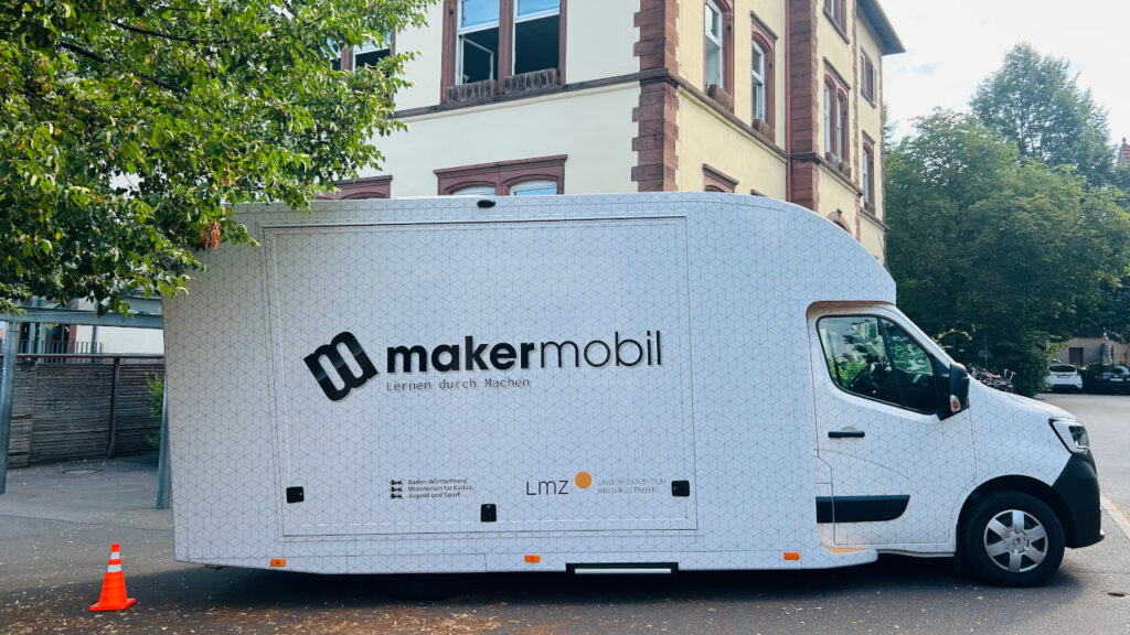 Das Makermobil vor dem Schulgebäude am Küchenhäusel in Ladenburg