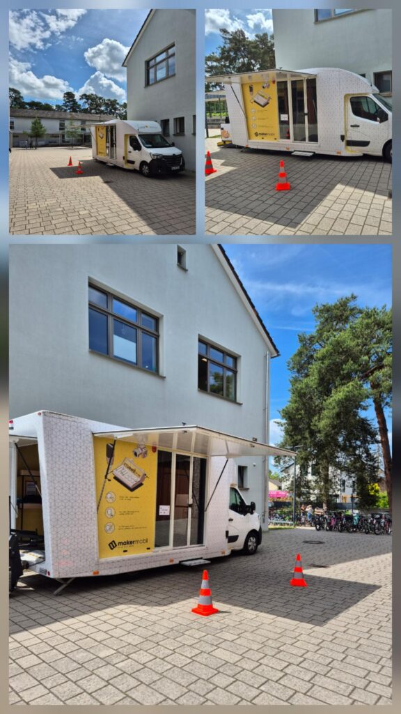 Das Makermobil – ein weißer Transporter mit aufgeklapptem Anhänger – steht auf dem gepflasterten Schulhof der Waldschule Karlsruhe. Die gelb-weiße Seitenverkleidung des Anhängers zeigt das Makermobil-Logo und Icons der verschiedenen Module. Orangefarbene Pylonen sichern den Bereich um das Fahrzeug ab. Im Hintergrund sind das Schulgebäude und Bäume bei blauem Himmel zu sehen. Das Bild ist eine Collage aus drei Aufnahmen, die das Makermobil aus verschiedenen Perspektiven zeigen.